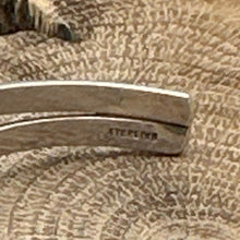 Load image into Gallery viewer, 1980s Native American NAVAJO Sterling Silver & Round Onyx Sweater Cuff Bracelet