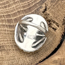 Load image into Gallery viewer, 1980s Native American NAVAJO Sterling Silver Hematite Ring Looped Frame Size 4.5