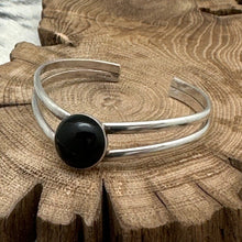 Load image into Gallery viewer, 1980s Native American NAVAJO Sterling Silver & Round Onyx Sweater Cuff Bracelet