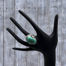 Load image into Gallery viewer, 1970s Native American NAVAJO Sterling Silver & Green Turquoise Ring Leaves 10.5