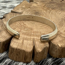 Load image into Gallery viewer, 1990s Native American NAVAJO Sterling Silver Turquoise Chip Inlay Cuff Bracelet