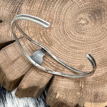 Load image into Gallery viewer, 1970s Native American NAVAJO Sterling & Oval Malachite Cuff Bracelet w/Flower