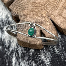 Load image into Gallery viewer, 1970s Native American NAVAJO Sterling & Oval Malachite Cuff Bracelet w/Flower