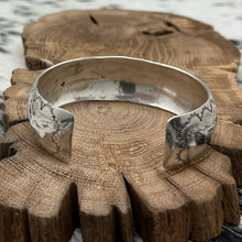 Load image into Gallery viewer, 1980s Native American NAVAJO Sterling &amp; Onyx Cuff Bracelet Decorative Stamps
