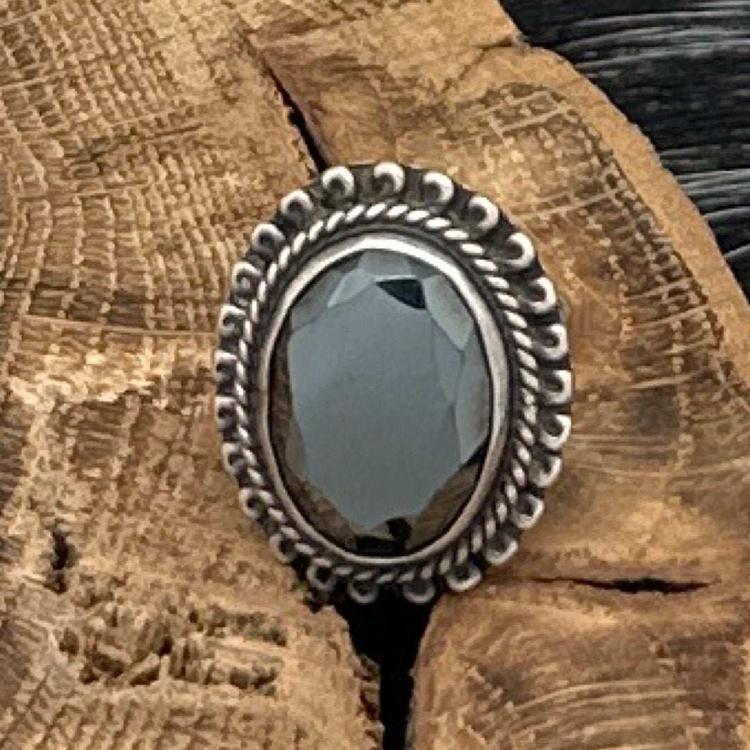 1980s Native American NAVAJO Sterling Silver Hematite Ring Looped Frame Size 4.5