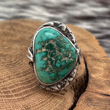 Load image into Gallery viewer, 1970s Native American NAVAJO Sterling Silver &amp; Green Turquoise Ring Leaves 10.5

