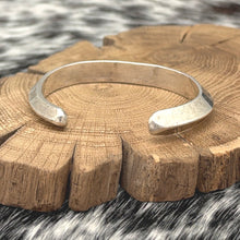 Load image into Gallery viewer, 1980s Native American NAVAJO Sterling Silver Carinated Cuff Bracelet Crescents
