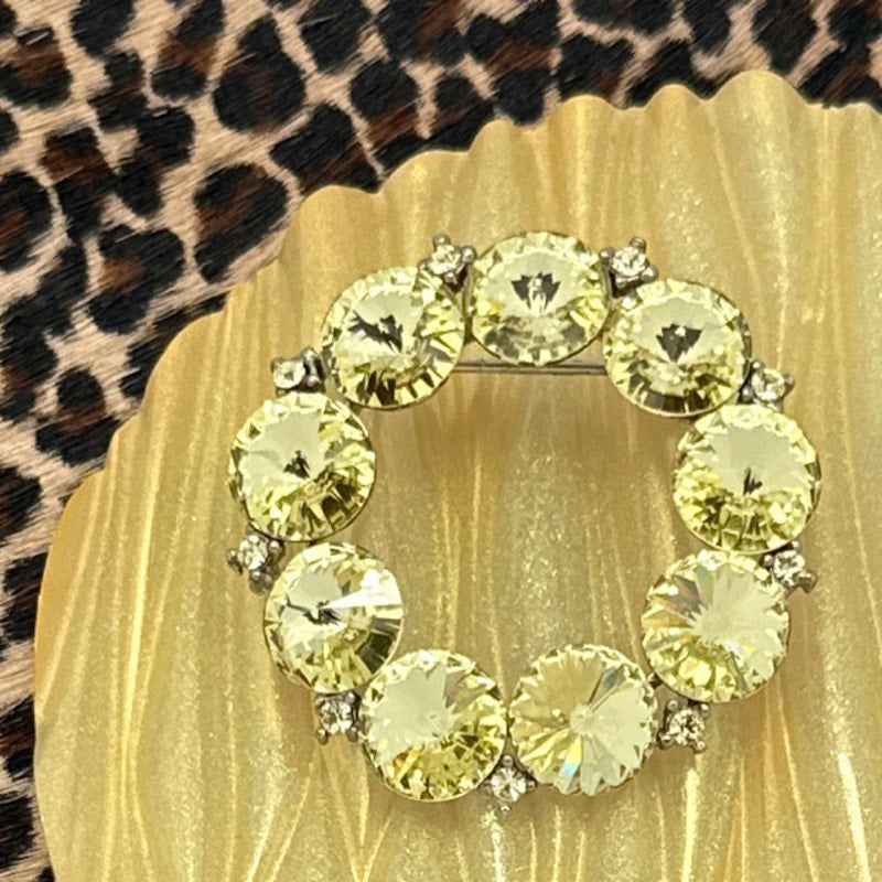 VINTAGE 1950s WEISS Silvertone Jonquil Yellow Rivoli Rhinestone Round Circle Pin