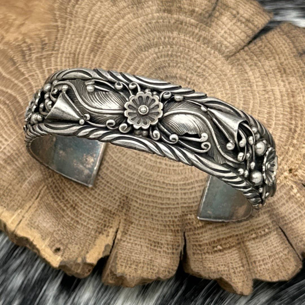 1970s Native American NAVAJO Sterling Silver Floral Decorated Cuff Bracelet