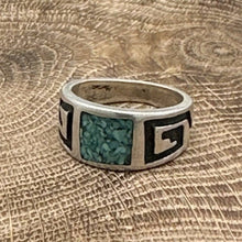 Load image into Gallery viewer, 1990s Native American NAVAJO Sterling Silver &amp; Turquoise Chip Inlay Band Ring
