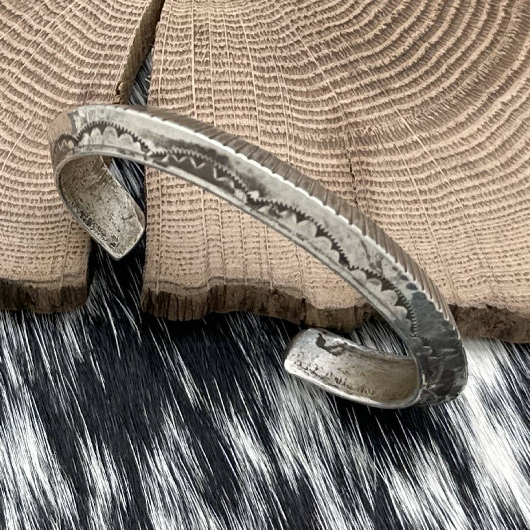 Vintage NATIVE AMERICAN Sterling Silver Carinated Cuff Bracelet Scallops & Lines