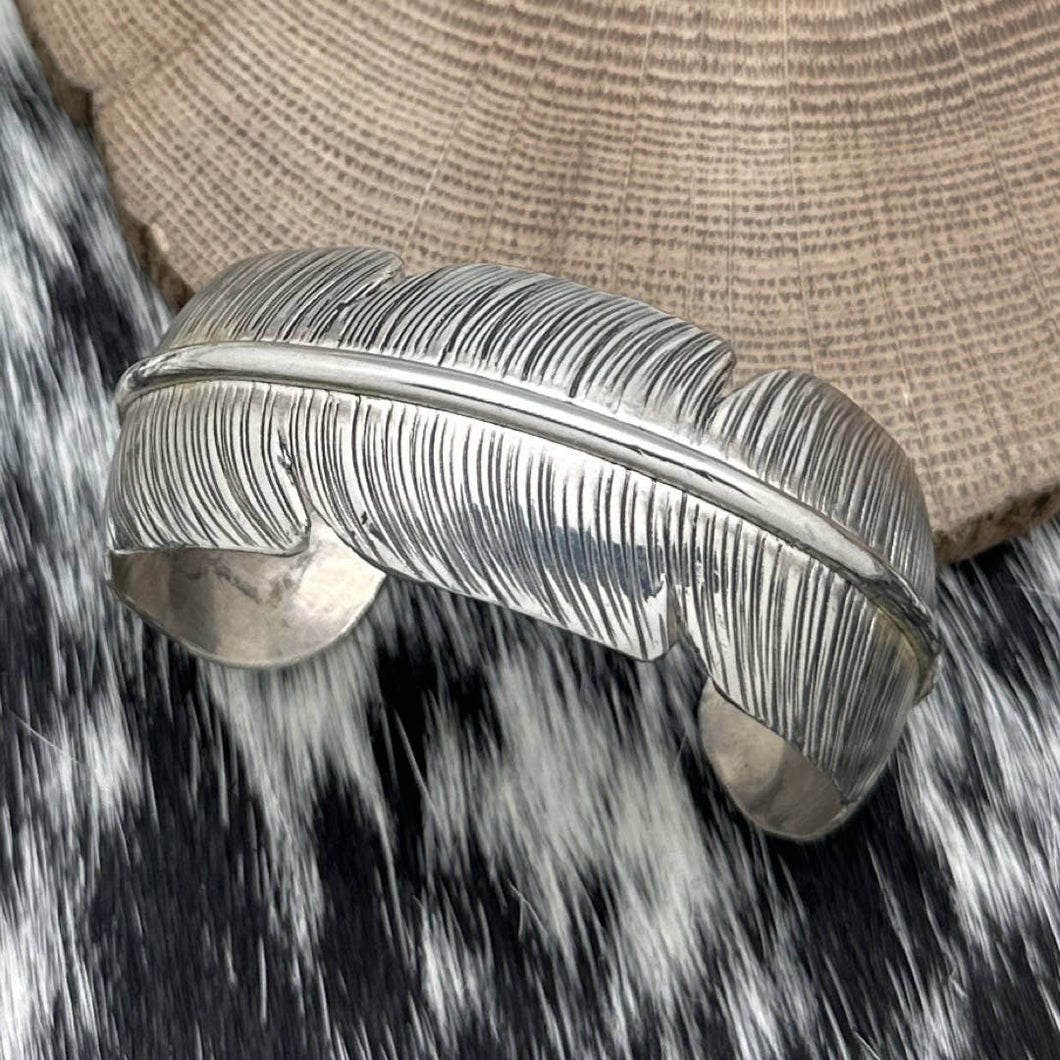 Vintage NATIVE AMERICAN Sterling Silver Single Feather Motif Cuff Bracelet
