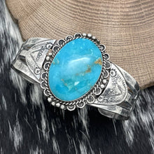 Load image into Gallery viewer, Vintage NATIVE AMERICAN Sterling Silver &amp; Kingman Turquoise Cuff Bracelet
